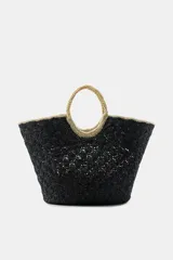 Bolso tipo cesta trenzada en color negro con asas de mano y bordes en tono tostado a contraste.