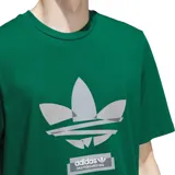 Remera verde de Adidas Skateboarding con logo Trefoil estampado en el pecho y detalle de la marca en la parte inferior.