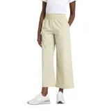 Pantalón capri color beige, de corte ancho y tiro alto, con cintura elástica y bolsillos laterales. Confeccionado en tejido elástico.