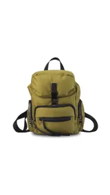 Mochila de nylon color gris azulado, con tapa superior y cierre de broche metálico. Cuenta con un bolsillo frontal con cierre y bolsillos laterales con cierre, además de correas regulables para la espalda y asa superior de mano.