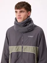 Cuello de polar gris oscuro, confeccionado en tejido texturizado con cordón de ajuste y etiqueta con el logo de la marca Rusty.