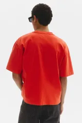 Remera de algodón en color rojo, con cuello redondo acanalado, mangas cortas y hombros caídos. Presenta un estampado frontal con la leyenda "SOHO NYC ATH DEPT".