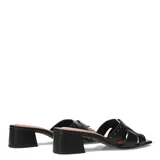 Sandalias tipo zueco de cuero negro con diseño de tiras entrelazadas decoradas con pequeñas tachas metálicas doradas. Presenta taco block de altura media y punta cuadrada.