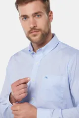 Camisa sport de hombre con diseño de rayas finas, cuello con botones y bolsillo frontal en el pecho.