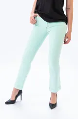 Pantalón de jeans color verde menta, corte semi oxford, tiro medio y terminaciones con dobladillo.