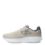 Championes New Balance Fresh Foam 520 para hombre, color beige con detalles en azul marino. Presentan malla transpirable, logo 'N' lateral en azul y entresuela blanca con tecnología Fresh Foam.