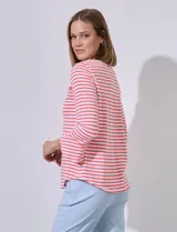 Remera de algodón con estampado de rayas horizontales en color rojo y blanco, cuello redondo y mangas tres cuartos con terminación acampanada.