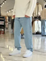 Pantalón de jean de corte recto y tiro medio, en color celeste claro.