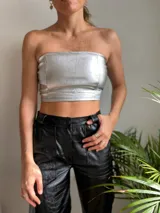 Top strapless plateado con textura brillante.
