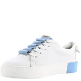 Championes de cuero blanco con plataforma, detalle de volados en la lengüeta en color celeste y suela con detalle en el talón a tono.