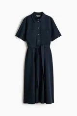 Vestido midi azul marino con diseño camisero, manga corta, bolsillos de parche en el pecho, botones frontales y cinturón ajustable en la cintura.