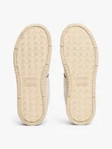 Zapatillas de corte bajo Tommy Jeans, confeccionadas en una combinación de cuero y ante en tonos blanco, beige y burdeos. Presentan suela cupsole de goma en color crema, cordones moteados y el logo de la marca en el lateral.