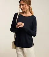 Suéter de punto color celeste, con cuello redondo y mangas largas.