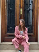 Chaqueta de jean azul, de corte entallado, con cuello camisero, cierre frontal con botones y bolsillos delanteros con solapa.