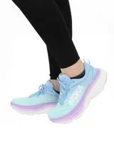 Championes Hoka Bondi 8 color celeste con detalles en lila y blanco.