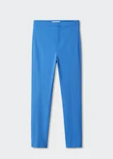 Pantalón skinny crop de tiro alto, con diseño entallado y cierre oculto de botón, gancho y cremallera. Presenta bolsillos de ribete en la parte posterior y un pequeño tajo en el ruedo.
