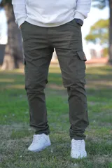 Pantalón cargo verde oliva de gabardina, con bolsillos laterales y corte recto.