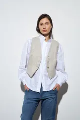 Camisa blanca de lino con cuello mao y mangas largas con frunce en los puños.
