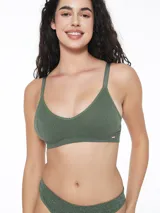 Top de bikini color verde militar con brillo, diseño triangular y tirantes ajustables.