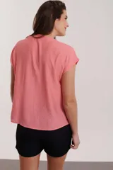 Blusa celeste con cuello en V y mangas cortas.