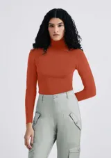 Polera de manga larga con cuello alto y diseño ajustado, confeccionada en tejido de punto liso color naranja.