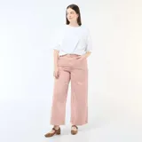 Pantalón tipo palazzo de tiro alto, confeccionado en twill de algodón color rosa. Presenta diseño de pierna ancha, cierre frontal con botón y bolsillos laterales.