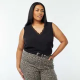 Blusa negra sin mangas con escote en V y detalle de encaje en el borde.