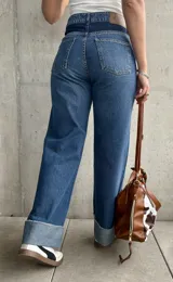 Pantalón de jean de tiro alto, color azul con detalles en azul oscuro en los bolsillos delanteros.