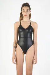 Body negro de poliéster y elastano, con breteles finos, escote en V y cordón ajustable en la cintura.