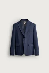 Blazer regular fit Zara de lino y lana color azul marino, con cuello de solapas de muesca, cierre frontal de un botón, bolsillos con solapa en la cadera y bolsillo de vivo en el pecho.