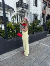 Conjunto de chaleco con botones y pantalón palazzo de crepé color negro.