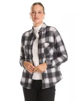 Sobrecamisa de tejido soft con interior afelpado, diseño a cuadros en tonos azules y blancos, cuello con solapa, cierre frontal con botones y bolsillos aplicados en el pecho.