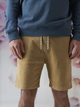 Bermuda de pana azul marino con cintura elástica y cordón ajustable.