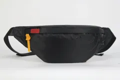 Riñonera negra de nylon con logo del equipo de baloncesto Miami Heat, cierre doble y correa regulable.