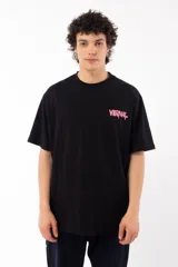 Remera negra de algodón con estampa en rosa en la espalda de un personaje con cabeza de helado y la frase "The world is trash and I'm a fly". Corte oversize.