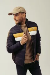 Campera puffer de corte regular, color azul marino con franjas horizontales en amarillo y blanco en la parte superior del pecho. Cuenta con cierre frontal, cuello alto y logo pequeño en el pecho.