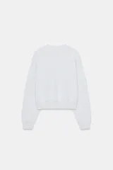 Sudadera negra de cuello redondo y manga larga, con texto blanco "SCREENWRITER & MAIN CHARACTER" en el delantero. Acabados en rib a tono.