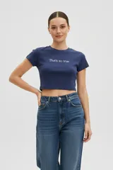 Top de algodón de corte ajustado, con cuello redondo y mangas cortas. Presenta un estampado con la frase 'That's so true' en el pecho.