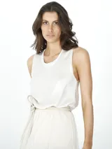 Musculosa blanca de raso con cuello redondo y corte recto.