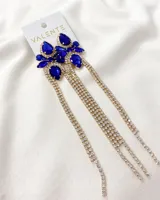 Aros colgantes dorados con apliques de piedras facetadas azules y cadenas de strass.