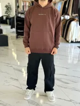 Canguro oversize de color marrón, con capucha y estampa en la espalda con el texto "Official Member of Top Style Club".
