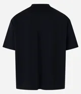 Remera boxy de manga corta y cuello redondo, confeccionada con tecnología dry de tacto frío en el interior y exterior de algodón.