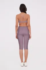 Calza tipo pescadora de tiro medio, confeccionada en tejido sintético con ajuste al cuerpo.