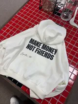 Hoodie de color blanco con capucha, corte holgado y estampado gráfico en la espalda con la frase 'MAKE MONEY NOT FRIENDS' en color negro.