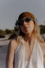 Gorro tipo casquete tejido a crochet color crudo, con diseño calado.