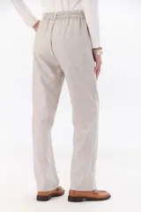 Pantalón de vestir gris oscuro, de corte recto y relajado, con cintura elastizada, cierre de cremallera y botón. Cuenta con bolsillos laterales.