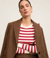 Suéter de punto con cuello redondo y rayas horizontales rojas y blancas.