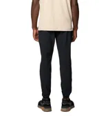 Pantalón tipo jogger de color negro, con cintura elástica ajustable mediante cordón, bolsillos delanteros y bolsillo trasero con cremallera. Presenta dobladillos elásticos en los tobillos y detalles reflectantes, confeccionado con tecnología Omni-Shield resistente al agua y a las manchas.