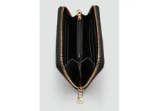 Billetera compacta de cuero sintético negro con cierre perimetral y herrajes dorados. Incluye el logo de la marca en letras doradas en la parte frontal.