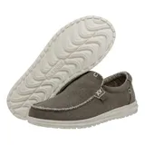 Zapato tipo mocasín slip-on Hey Dude modelo Mikka Braided, color marrón tejido, con suela blanca y forro estampado.